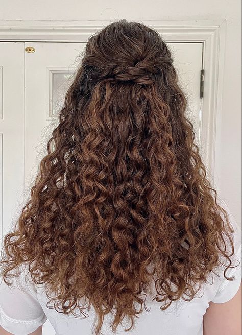 Natural brunette curls styled half up half down. Naturally textured wedding hair Curly Hairstyles With Pearls, Textured Half Up Half Down Hair, Natural Curly Bridal Hairstyles, Down Curly Wedding Hair, Bridesmaid Hair Curly Natural, Edgy Wedding Hair, Naturally Curly Wedding Hair, Wedding Hair Curly, Half Up Half Down Curly