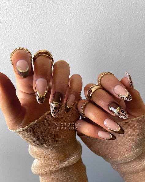 Leo-nails but make it extraaaa 😏✨🤎 Inspo: @gallinaz_nail ————————————————————————— ad/ @omnialuxeofficial products used: • Gel polish Chocotease • Gel polish Mark My Words • Gel polish Blackout • Fine Liner Dual 12/16mm Shop all from www.omnialuxe.se 🖤 ————————————————————————— #omnialuxe #naglarstockholm #thenailconnection #nailjunkie #thenailbabe #springnails #nailtop #nokti #unhas #vacationnails #nailproducts #nailsupplies #bossnails #nailart #nailartvideo #nailarttutorial #nailtutor... Leo Nails, Mark My Words, Wow Nails, September Nails, Simple Acrylic Nails, Glamorous Nails, Vacation Nails, Nail Art Videos, Trendy Nail Design