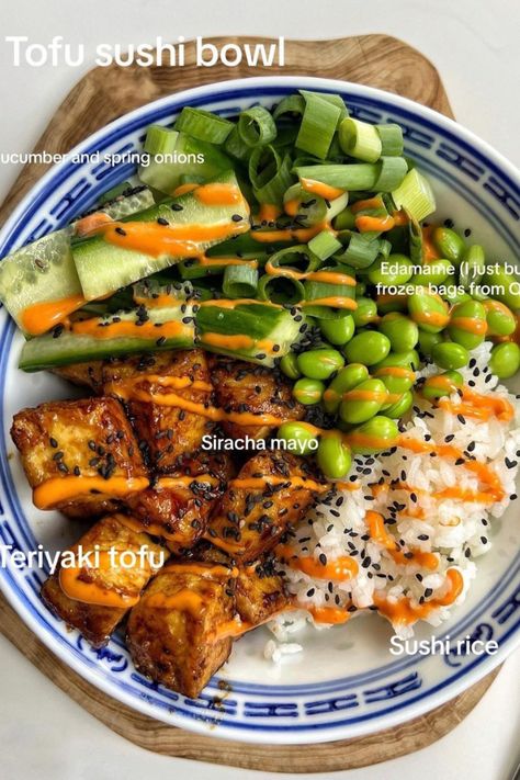 Tofu Sushi Bowl Recipe Tofu Healthy Meals, Sushi Bowl Tofu, Vegetarian Meal Inspiration, Sushi Bowl Low Carb, Sesame Tofu Bowl, Vegan Teriyaki Bowl, Vegan Sushi Bowl Recipe, Tofu Veggie Bowl, Low Cal Sushi Bowl