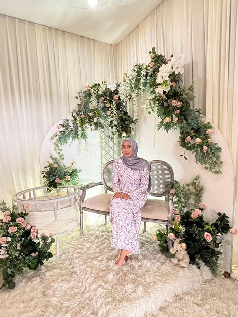 Aqiqah Decoration Simple, Akikah Decoration, Aqiqah Decoration, Majlis Aqiqah, Backdrop Inspiration, Baptism Decor, Cradle Ceremony, Muslimah Wedding, Wedding Muslim