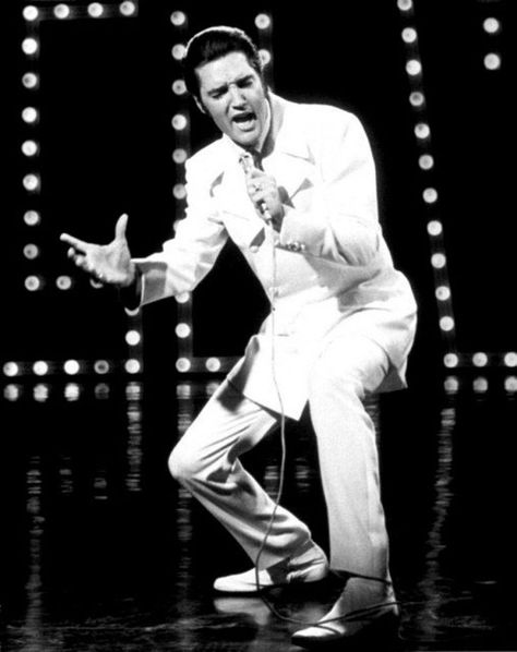 ELVIS - phenomenal finale "If I Can Dream" from the NBC TV Special  (1968) Elvis Presley Records, Elvis 68 Comeback Special, If I Can Dream, Elvis Presley Music, Nbc Tv, King Of Music, Elvis Presley Photos, White Suit, Rock N’roll