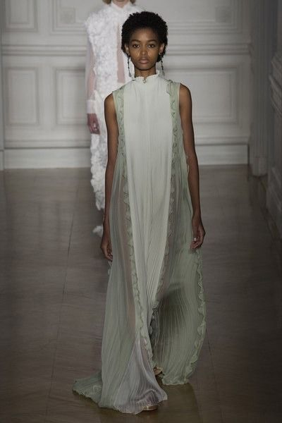 View the full Valentino Spring 2017 couture collection. Valentino 2017, Valentino Haute Couture, Collection Couture, Valentino Couture, Spring Couture, Couture Week, Spring Summer 2017, Mode Inspiration, Spring 2017