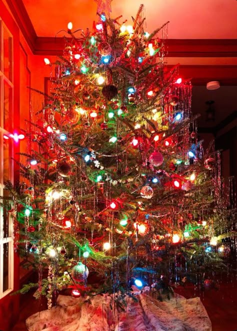 Vintage Christmas Tinsel Tree, Christmas Tree Big Lights, Incandescent Lighting Christmas, C9 Lights On Christmas Tree, Color Light Tree, Vintage Christmas Tree Ideas With Colored Lights, Colored Christmas Lights On Tree, Vintage Christmas Tree Tinsel, Christmas Tree With Big Light Bulbs