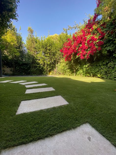 ✨ | Convierte tu patio en el mejor lugar con el pasto Amberley de SoGrass.  🌱 | Con sus 7 tonalidades, parece pasto natural, suavecito y perfecto para disfrutar todo el año, sin necesidad de regarlo. ¡Queda increíble! 💚 📱| Cotiza con nosotros a nuestro WhatsApp +56 9 5766 0282  #SoGrass #PaisajismoSostenible #VerdeTodoElAño #VeranoSinRiego #PastoPremium #PastoSintéticoChile #Mascotas #Perros #PastoArtificial #pastosintetico Pasto Natural, Patio, Patios