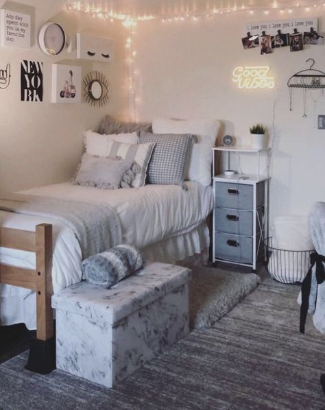 Cute Dorm Ideas, College Bedroom Decor, Dorm Room Styles, Cozy Dorm Room, Cute Dorm, College Dorm Ideas, Dorm Room Storage, Dream Dorm, Dorm Room Hacks