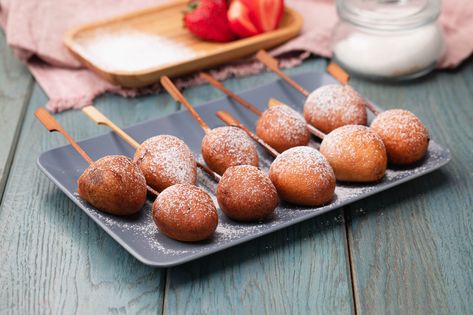 Deep-Fried Chocolate-Covered Strawberries: the decadent, bite-sized dessert recipe Deep Fried Egg, Southern Recipes Desserts, Strawberry Gluten Free, Southern Desserts, Chocolate Dipped Strawberries, Strawberry Dip, Egg Yolks, Covered Strawberries, Fresh Bread