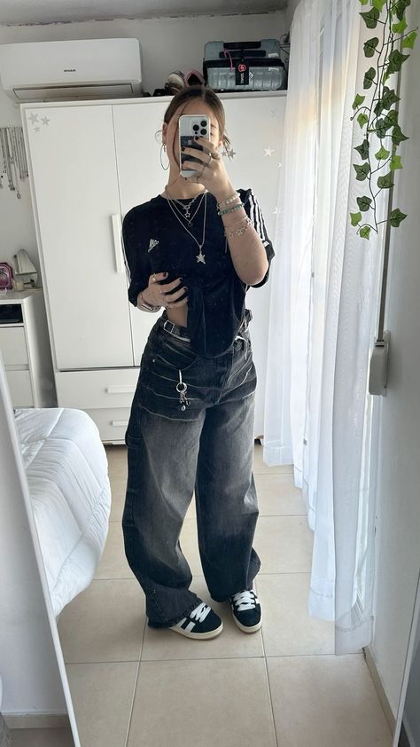 Airforce 1 Outfit Women, Pakaian Hipster, Baggy Jeans For Women, Baggy Outfit Ideas, School Outfits Highschool, Mode Emo, Outfits Baggy, Outfit Inspo Casual, Baggy Clothes