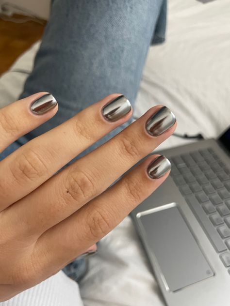 short viral hailey bieber nails metallic Nail Design Metallic, Hailey Bieber Inspired Nails, Metalic Short Nail, Silver Chrome Gel Nails, Silver Nail Inspo Short, Metalic Nails Short, Grey Shiny Nails, Silver Chrome Short Nails, Black And Chrome Nails Short