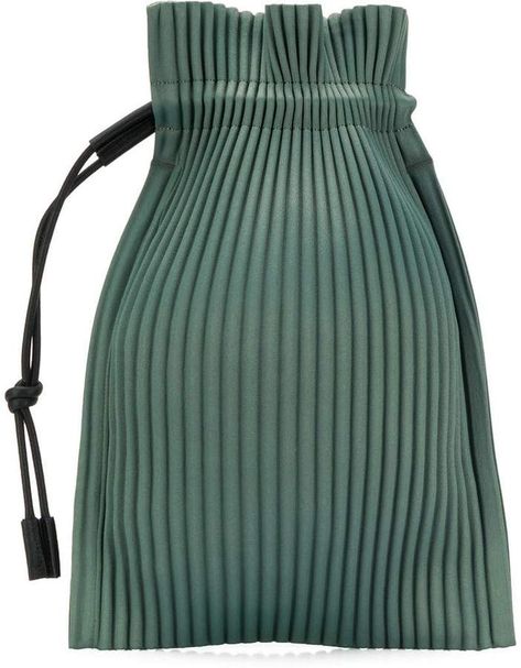 Homme Plissé Issey Miyake pleated tote bag Designer Accessories Fashion, Signature Style Clothing, What To Wear In Summer, Issey Miyake Bag, Japanese Handbag, Pleated Bag, Issey Miyake Pleats, Tote Bag Summer, Elegant Handbag