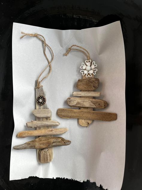 Driftwood Xmas Tree, Driftwood Christmas Crafts, Driftwood Ornaments Diy, Christmas Driftwood Ideas, Driftwood Garden Ideas, Driftwood Crafts Christmas, Driftwood Christmas Tree Diy, Wood Christmas Crafts, Driftwood Christmas Decorations