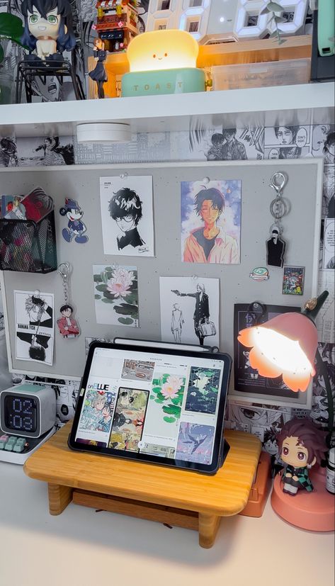 Manga Collection Display, Anime Desk Ideas, Rangement Art, Anime Desk, Yellow Bedroom Decor, Cool Dorm Rooms, Desks For Small Spaces, Desk Inspo, House Bedrooms