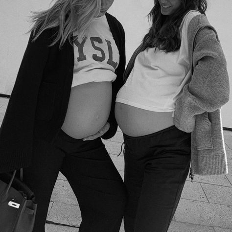 Friends Pregnant Together, Mikky Kiemeney, Yellow By Coldplay, Pregnant Best Friends, Pregnacy Fashion, Cute Pregnancy Pictures, Pregnancy Belly Photos, Baby Delivery, Belly Photos