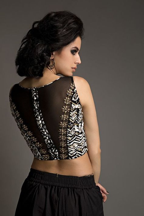 Trendy & Stylish Saree Blouse designs Women should have - K4 Fashion Stylish Saree Blouse, Stylish Saree, Backless Blouse Designs, Saree Blouse Neck Designs, Blouse Back Neck Designs, Sari Blouse Designs, Blouse Designs Indian, Blouse Designs Silk, Elegant Blouse Designs