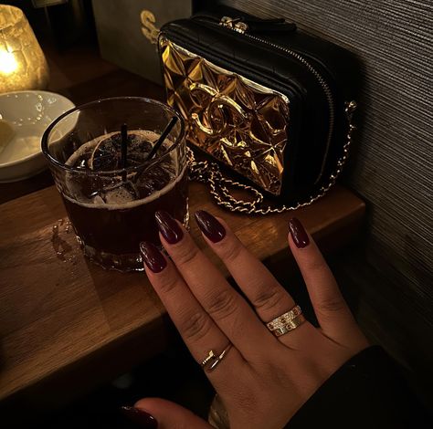 Fashion Essentials for Women in Their 30s: Mastering Mature Style — Autum Love Dark Nails Aesthetic, Nails Black Women, Woman In Her 30s, Women In Their 30s, Aesthetic Nails, Seasonal Nails, Burgundy Nails, Dark Nails, Chic Nails