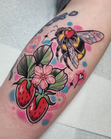 Bee And Strawberry, Tattoo Bee, Ladybug Tattoo, Tattoo 2024, Tattoo Thoughts, Flash Ideas, Bug Tattoo, Books Open, Honey Badger