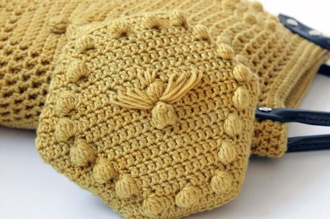 Crochet Baubles, Crocheted Purses, Bee Bag, Worker Bee, Bag Crochet Pattern, Purse Crochet, Crocheted Bags, Crochet Shell Stitch, Bags Ideas