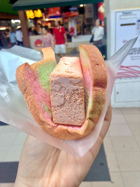 Milk Tea Ice Cream, Thai Ice Cream, Korean Ice Cream, Rainbow Bread, Cafe Ice Cream, Ice Cream Bread, Thai Milk Tea, Tea Ice Cream, Asian Dessert