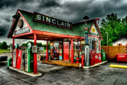 Share Station Wagon Cars, Vintage Gas Pumps, Pompe A Essence, Harley Davidson Art, Old Gas Stations, Barn Painting, Cool Car Drawings, New England Fall, Scenic Photography