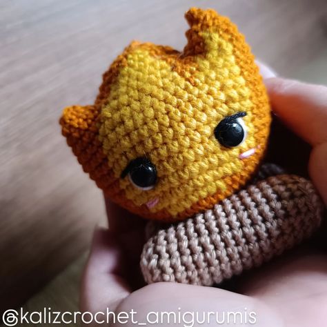 "Feliz cumpleaños a mí 🎉🎉🎉🎉" Y también a Calcifer, el demonio de fuego que calienta el corazón del Castillo Ambulante. Este Calcifer tejido a crochet es ideal para obsequio y así dará fuego eterno a su dueño nuevo. "Calcifer, el corazón del castillo, ahora en tu hogar. Disponible para compra" @theloopedcrafts #Calcifer #ElCastilloAmbulanteDeHowl #Crochet #DemonioDeFuego #FuegoEterno #Cumpleaños #Venta #Handmade #HowlsMovingCastle #HayaoMiyazaki #StudioGhibli Calcifer Crochet Pattern, Calcifer Crochet, Crochet Tutorial Pattern, Crochet Free, Crochet Tutorial, Studio Ghibli, Crochet Projects, Crochet Pattern, Free Pattern