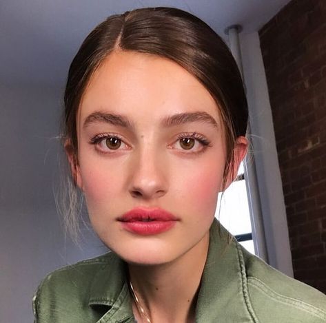 Gay for Diana Silvers. on Instagram: “she snapped with that face truly #dianasilvers” Natural Eyebrows Growth, Diana Silvers, Make Up Inspiration, Minimal Makeup, Models Makeup, Us Open, Face Hair, Aesthetic Makeup, Mode Inspiration