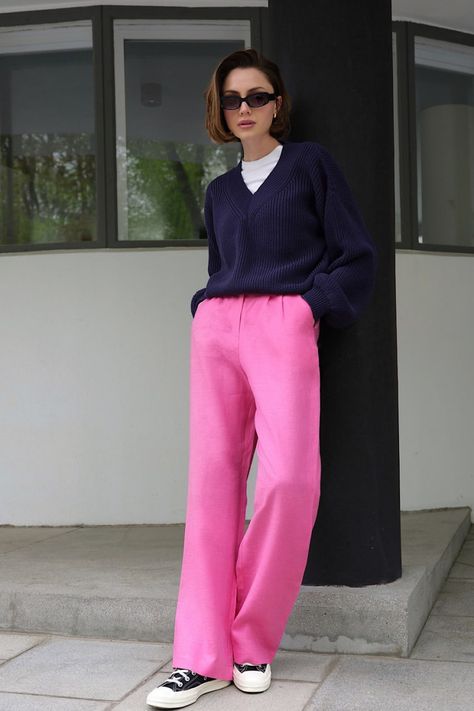 Rose Trousers Outfit, Pink Wide Leg Trousers Outfit, Pink Wide Leg Jeans Outfit, Pink Trousers Outfit Casual, Pink Slacks Outfit, Pink Wide Leg Pants Outfit, Purple Trousers Outfit, Wide Trousers Outfit, Pink Joggers Outfit