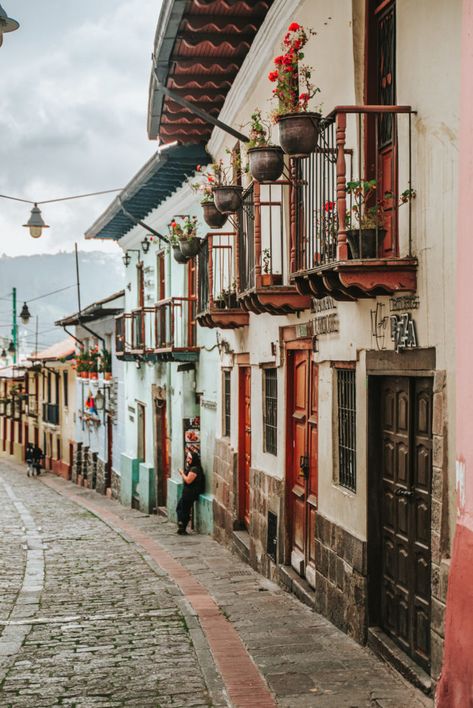 In our opinion, the historical city of Quito is one of the most beautiful cities in South America. While plenty of visitors tend to skip the capital of Ecuador, it’s definitely worth stopping to spend a few days in Quito. Quito Ecuador Aesthetic, South America Aesthetic, Ecuador Architecture, Ecuador Aesthetic, Ecuador Landscape, Tea Thoughts, Otavalo Market, America Trip, Latin America Travel