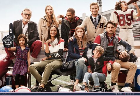 A family day pose on football field in Tommy Hilfiger fall winter 2015 campaign Photoshoot Preppy Family, Tommy Hilfiger Watches, Photo Presentation, Prep Style, Campaign Fashion, Preppy Lifestyle, Family Fashion, Dress Makeup, Family Day