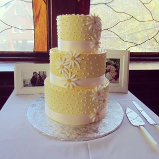 Beautiful daisy cake in honor of the bride-to-be’s favorite flower••••#bridalshowerdecor #bridalshower #bride #decorationideas #weddingparty #bridetobe #cookingtheme #decorations #eventplanner #weddingplanner #consiliumevents Daisy Wedding Cakes, Golden Anniversary Cake, Golden Wedding Cake, Bright Cakes, Yellow Wedding Cake, Daisy Cake, Colorful Wedding Cakes, Green Wedding Cake, Daisy Cakes