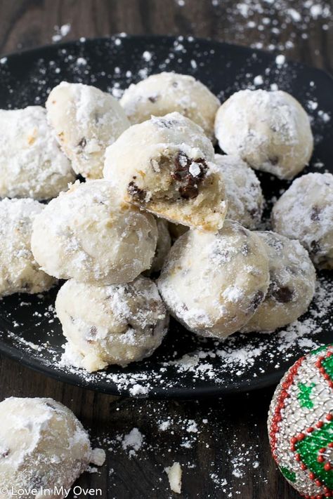 It\'s not Christmas without snowballs! These mini chocolate chip snowball cookies are a classic. Made without nuts or eggs, they\'re a great school-safe treat too! // snowball cookies no nuts // cookies with mini chocolate chips Cookies With Mini Chocolate Chips, Chocolate Chip Snowball Cookies, Nuts Cookies, Pecan Snowballs, Pecan Snowball Cookies, Snowball Cookie Recipe, Caramel Chocolate Chip Cookies, Pecan Pie Bars, Snowball Cookies