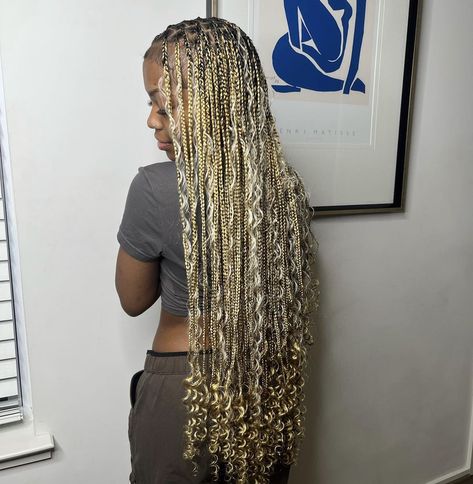 Bohemian Knotless Braids 27/613, Blonde Braids Ideas For Black Women, Blonde Bohemian Knotless Box Braids, 27 And 613 Knotless Braids With Curls, 613 Blonde Box Braids, Blond Braids With Curly Ends, Blonde Passion Braids, Blond Hair Braids Black Women, Bohemian Blonde Braids