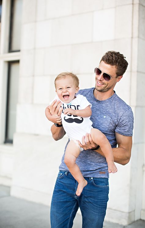 8 easy ways to connect with your kids Holding A Baby, Papa Baby, Hot Dads, Hello Fashion, Adidas Outfit, Dad Life, Friend Christmas, Family Goals, Family Kids