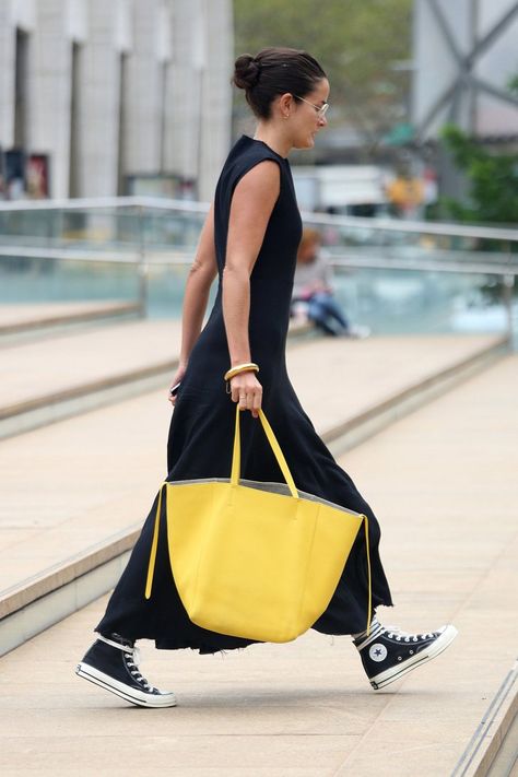 Dress With Converse, Dress And Sneakers Outfit, Pantone Colors, Nyfw Street Style, Plunge Dress, Sneakers Mode, Hi Top, Sneakers Outfit, Cool Street Fashion