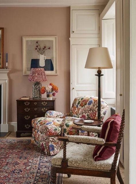 A Perfect Guide For English Country Home Decor - A House in the Hills Ben Pentreath, Murs Roses, Floral Sofa, London House, Home Luxury, Salon Interior Design, Georgian Homes, Living Room Diy, A Living Room