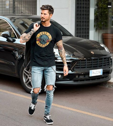 Rock n roll 😍😍 LOVE the tshirt!!Where to find it? Old Skool Outfit, Vans Old Skool Outfit, Vans Outfit Men, Vans Outfit, Men With Street Style, Lifestyle Blogs, Vans Style, Mens Fashion Urban, Stylish Mens Outfits