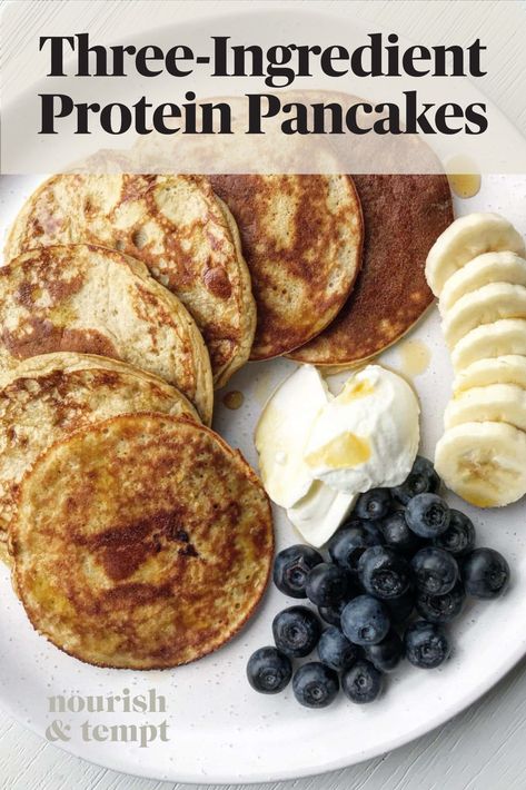 Picture of pancakes with blueberries, yoghurt, sliced banana and maple syrup Healthy Protein Desserts, 40g Protein, Protein Powder Pancakes, Banana Protein Pancakes, High Protein Pancakes, Banana Protein, Protein Powder Recipes, Protein Desserts, Small Chicken