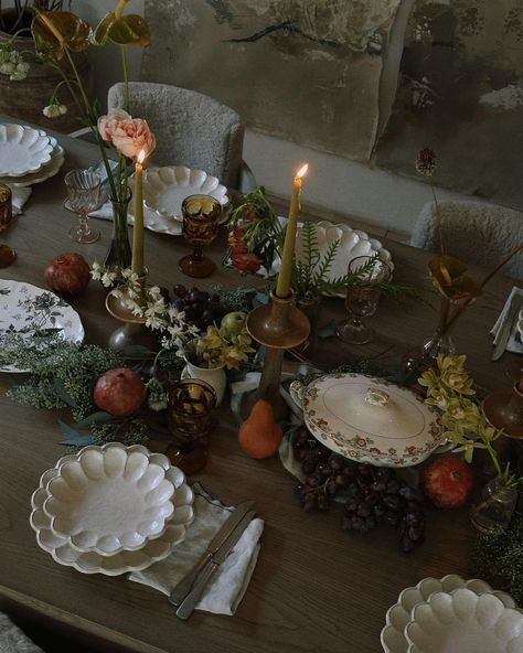 home decor • Instagram Tezza Barton, Moody Tablescape, Harvest Dinner Party, Thanksgiving Dinner Decor, Vintage Table Setting, Christmas Colour Schemes, Thanksgiving Dinner Party, Friendsgiving Dinner, Thanksgiving Dinner Table