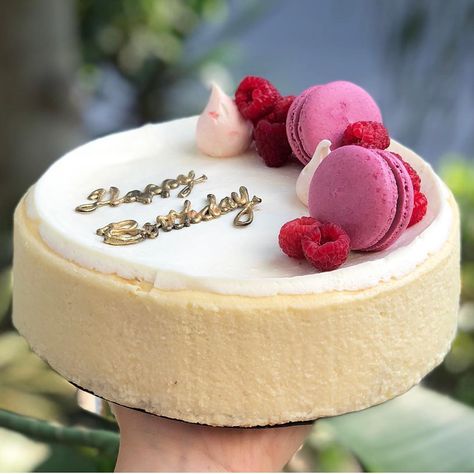 Cheesecake Happy Birthday, Birthday Cheesecake Decoration Ideas, Cheesecake Ideas For Birthday, Birthday Cheesecake Aesthetic, Cheesecake Birthday Cake Ideas, Cheesecake Decoration Birthday, Decorated Cheesecake Birthday, Cheese Cakes For Birthday, Cheesecake Decorating Ideas Birthday