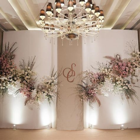 White Wedding Backdrop, Wedding Dinner Decor, Engagement Stage, Engagement Stage Decoration, Memorial Wedding, Pink And White Weddings, Wedding Entrance Decor, Stage Decor, Wedding Planning Decor