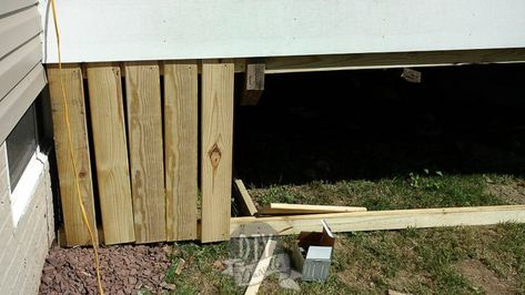 Diy Deck Skirting, Shed Skirting Ideas, Mobile Home Skirting Ideas, House Skirting, Mobile Home Skirting, Easy Deck, Outdoor Shed, Deck Skirting, Mobile Home Exteriors