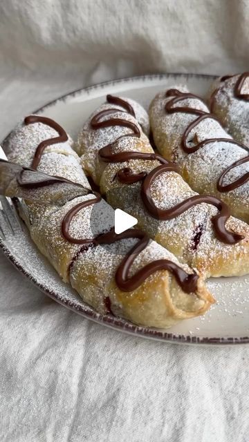 @world.coooking on Instagram: "Banana dessert 🥹🥹🥹  For more recipes make sure to checkout their page 👇🏻  Reposting from:  @seriousfoodfetish   Ingredients • 4 bananas • hazelnut chocolate spread • raspberries • puff pastry sheet •1 egg + dash of water, whisked • powdered sugar  Recipe *preheat oven to 400 1. Peel bananas. Use knife to carefully carve out center, refraining from slicing all the way through. Use spoon to scoop center out & scrape any remaining chunks. You want to create a "boat" 2. Scoop hazelnut spread into plastic zip top or piping bag. Pipe in center of banana. 3. Place a few small raspberries on spread in the banana, pushing down a bit to rest them. 4. Use pizza cutter or knife to slice 8 strips of puff pastry, about 3/4 inches thick. 5. Carefully wrap each banana - Powdered Sugar Recipes, 4 Bananas, Hazelnut Chocolate, Banana Dessert, Cake Baking Recipes, Chocolate Spread, Puff Pastry Sheets, Pastry Sheets, Fruit Carving