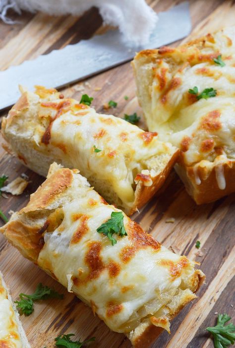 It doesn't get easier than this Cheesy Onion Bread recipe. French bread topped with sweet onions sautéed to golden perfection and mozzarella cheese makes a great appetizer or side dish. French Onion Bread, French Bread Appetizers, Onion Bread Recipe, Best Amish Recipes, Cheesy Bread Recipe, Gluten Free Sandwich Bread, Bread Toppings, Onion Bread, Sweet Onions