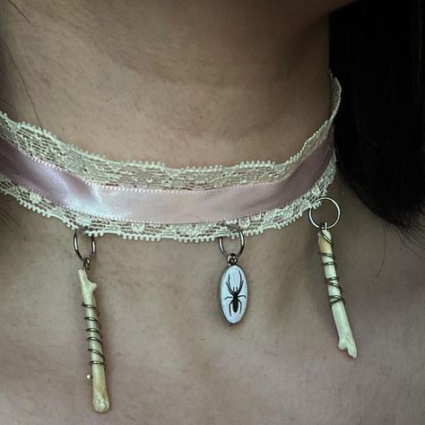 Bone Choker Necklace, Bone Jewelry Aesthetic, How To Charm Jewelry Witchcraft, Bones Accessories, Oddity Jewelry, Bones Jewelry, Pretty Bone, Bone Fashion, Jewelry Witchcraft