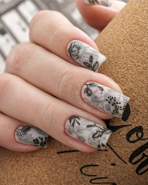 Stamped Nail Designs, Nail Stamping Art, Stamp Nail Art, Tattoo Nail Art, Two Color Nails, Nail Stamping Designs, Elite Nails, Unghie Nail Art, Geometric Nail Art