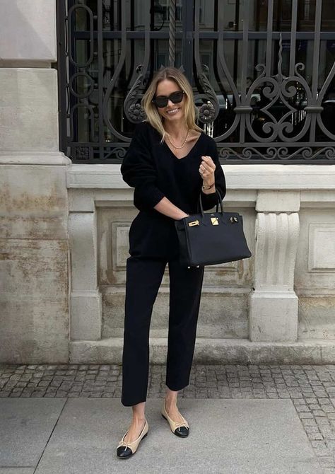 Looking for the perfect designer handbags? Learn more about the Hermes Birkin bag sizes and get the low down on the Birkin 25, 30, 35, and 40. Also, get Hermes bags outfit inspiration (black, camel, grey, and more) so you can rock the Hermes aesthetic in 2022! Black Birkin Bag Outfit, Birkin 25 Outfit, Birkin Bag Outfit, Kelly Bag Outfit, Corporate Girl, Classic Dressing, Birkin Mom, Hermes Kelly 25, Style Parisienne