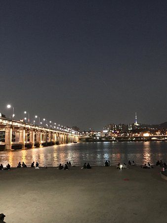 Banpo Hangang Park, Banpo Bridge Seoul, Seoul Bridge, Banpo Bridge, Korea Night, Sky Bridge, Korean Picture, Seoul South Korea, Writing Prompts