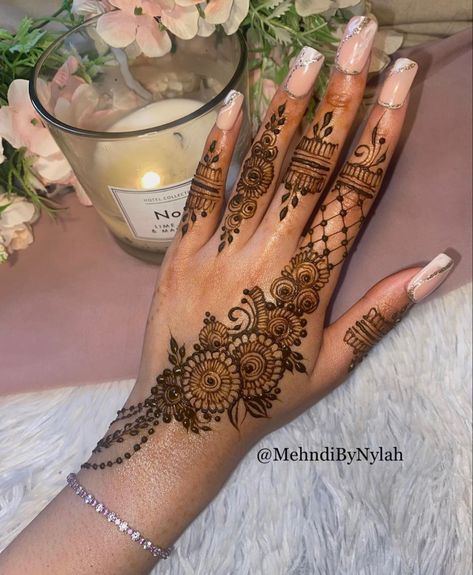 Front Mendhi Designs Latest, Mendhi Designs Elegant Front Hand, Back Of Hand Mehndi Design, Henna Designs 2 Hands, Simple Henna Designs Hand, Henne Tattoo, Cute Henna Designs, Henna Inspo, Henna Inspired Tattoos