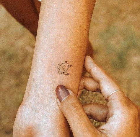 Small Turtle Tattoo, Hawaii Tattoos, Tato Minimal, Turtle Tattoo Designs, Small Girly Tattoos, Petite Tattoos, Cute Tiny Tattoos, Turtle Tattoo, Discreet Tattoos