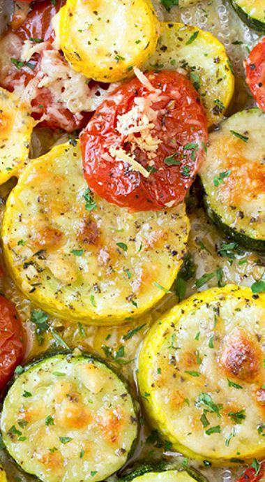 Zucchini Roasted, Zucchini And Tomatoes, Zucchini Squash, Parmesan Zucchini, Veggie Side Dishes, Deilig Mat, Squash Recipes, Garlic Parmesan, Vegetable Sides