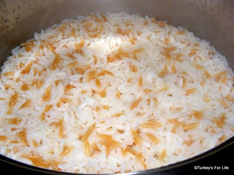 Turkish Rice (şehriyeli pilav) Recipe, no rice ever tastes as good as this rice! ---must try Turkish Rice, Arabisk Mad, Vegan Diner, Romanian Recipes, Scottish Recipes, Turkish Food, Eastern Cuisine, British Food, Easy Dishes