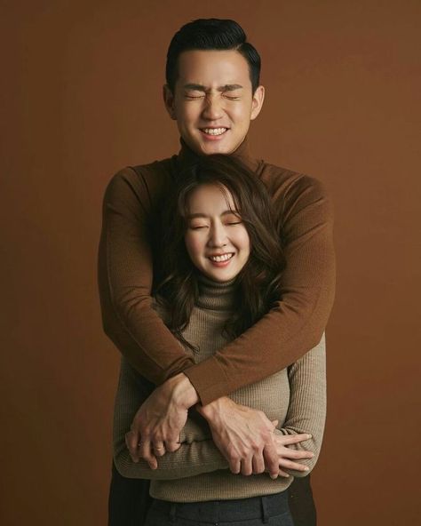 Foto Pertunangan, Prenuptial Photoshoot, Korean Couple Photoshoot, Family Photoshoot Poses, Korean Wedding Photography, Pre Wedding Photoshoot Outfit, Wedding Photo Studio, Pre Wedding Photoshoot Outdoor, Studio Poses